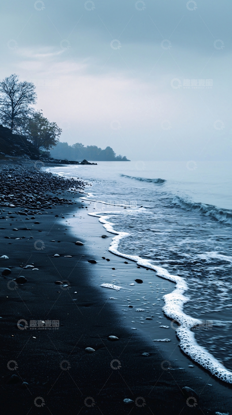 高清大图下载【趣麦麦图】雾蒙蒙海滩上的波浪