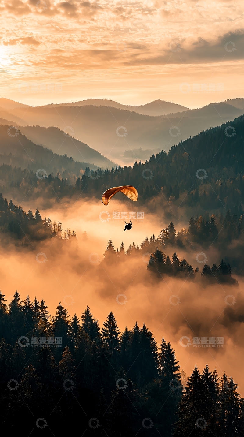 高清大图下载【趣麦麦图】晨雾中的滑翔伞飞行