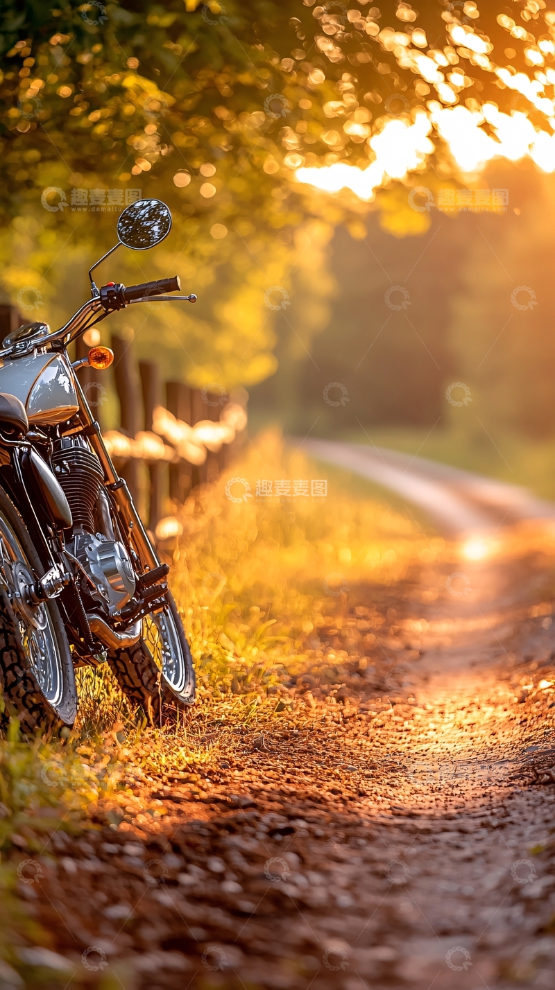 高清大图下载【趣麦麦图】夕阳下的乡村小路与摩托车