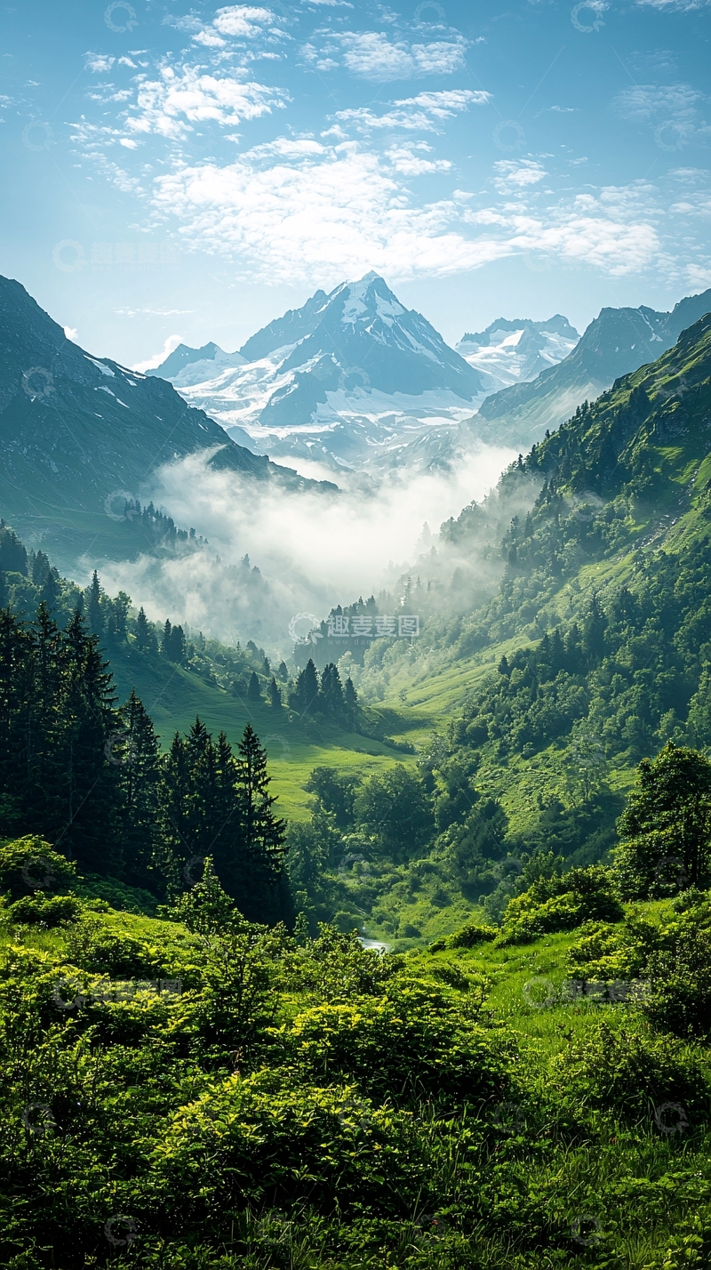 高清大图下载【趣麦麦图】阿尔卑斯山雾气缭绕的山谷