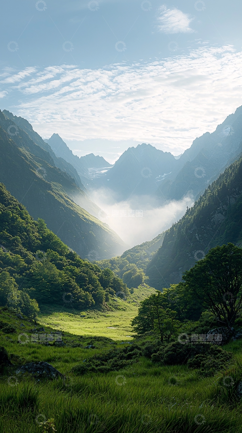 高清大图下载【趣麦麦图】山谷中的晨雾与绿意