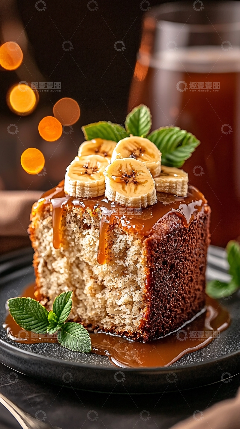 高清大图下载【趣麦麦图】香蕉焦糖蛋糕搭配薄荷叶装饰