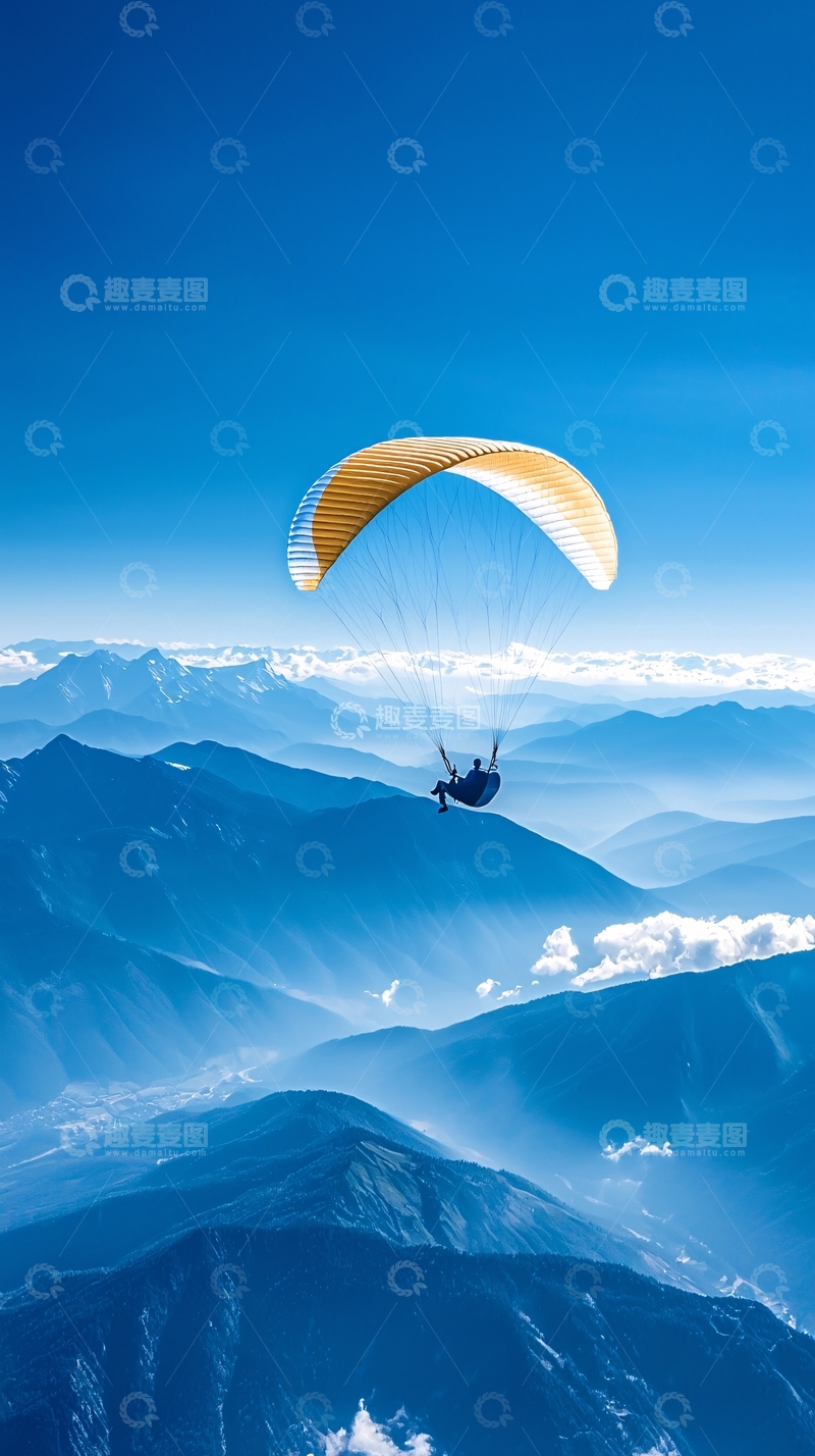 高清大图下载【趣麦麦图】蓝天白云下的滑翔伞飞行
