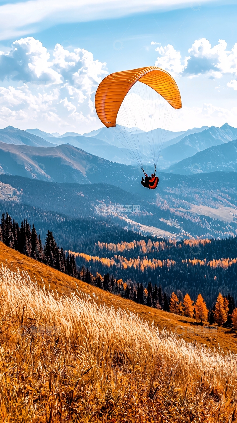 高清大图下载【趣麦麦图】秋日山间滑翔伞飞翔
