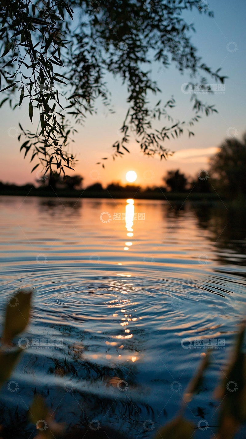 高清大图下载【趣麦麦图】夕阳下的湖面涟漪