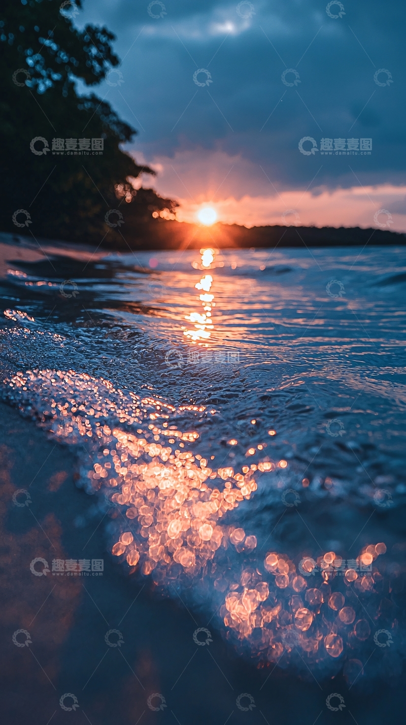高清大图下载【趣麦麦图】夕阳下的海滩波光粼粼