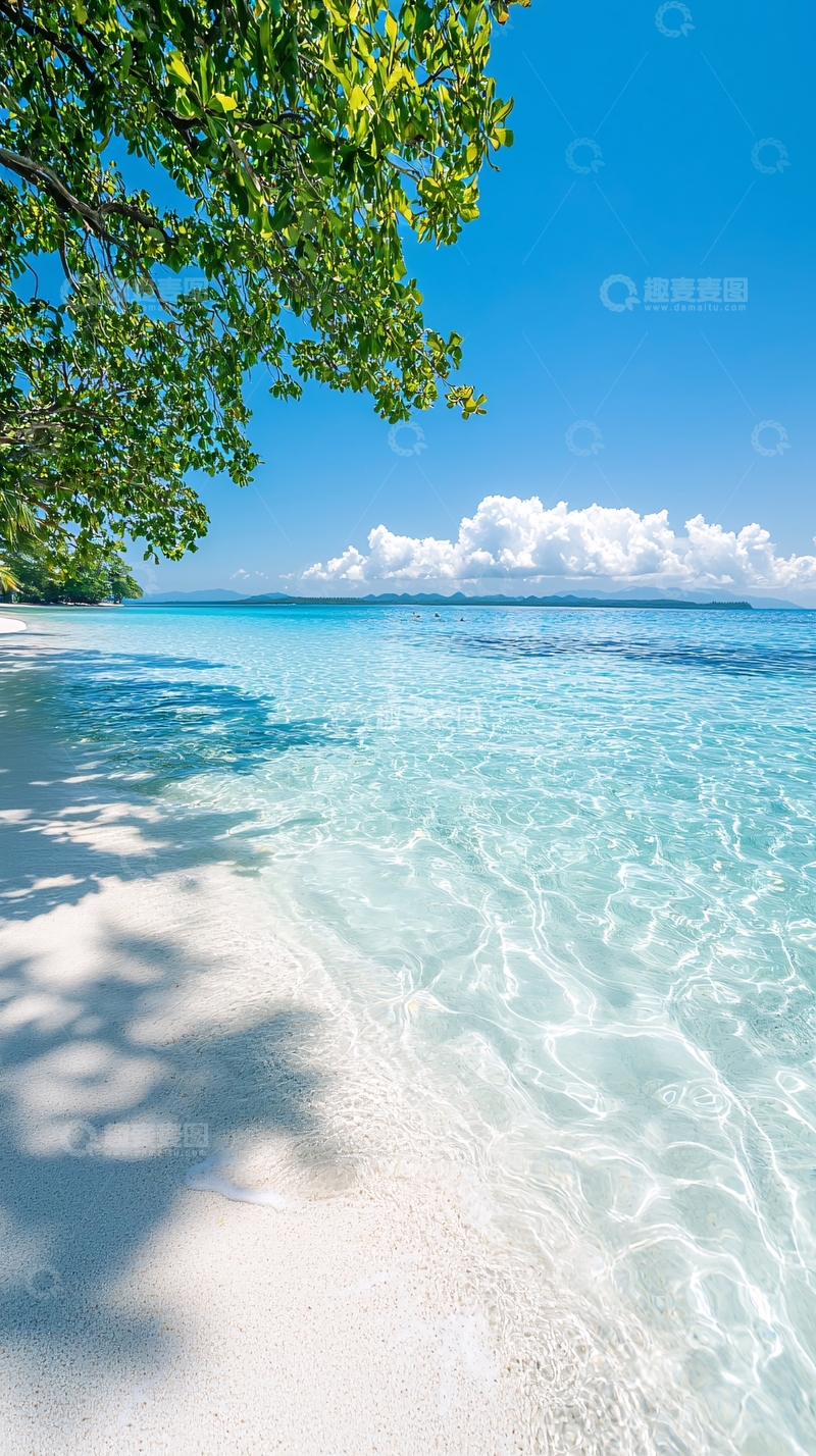 高清大图下载【趣麦麦图】清澈海滩与蓝天白云