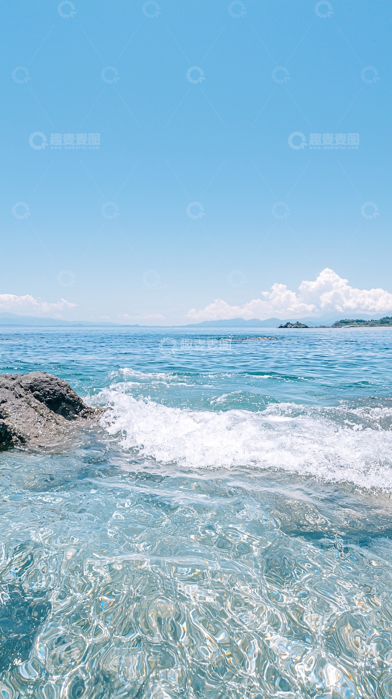 高清大图下载【趣麦麦图】海浪拍打岩石的宁静海滩