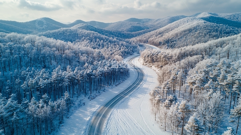 高清大图下载【趣麦麦图】纯白雪原中的森林雪山公路航拍