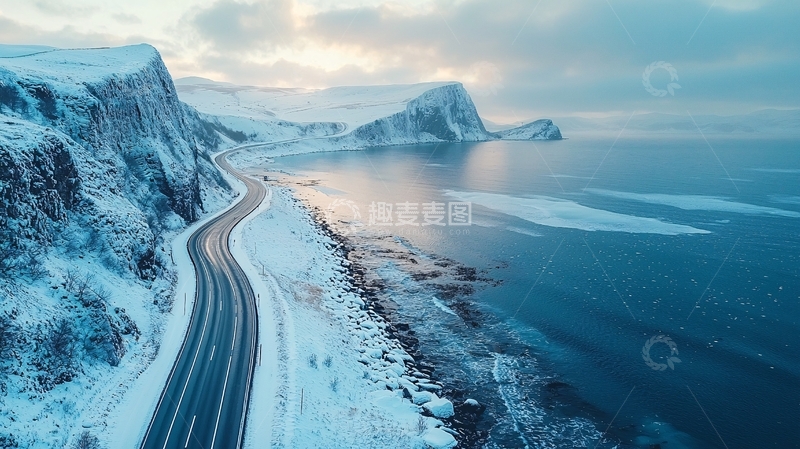 高清大图下载【趣麦麦图】冬季清晨初雪的沿海公路航拍