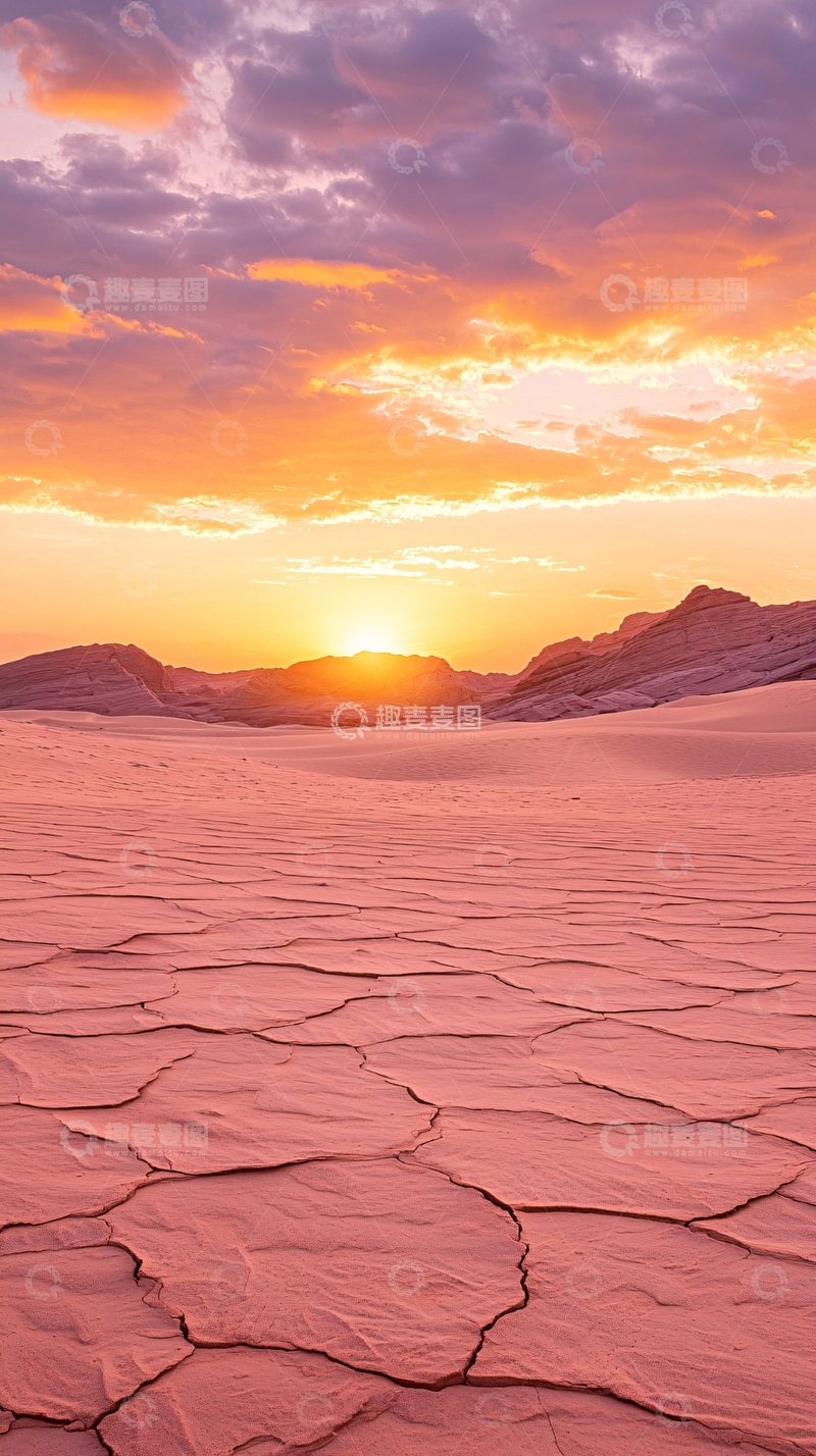 高清大图下载【趣麦麦图】夕阳下的沙漠裂纹地面