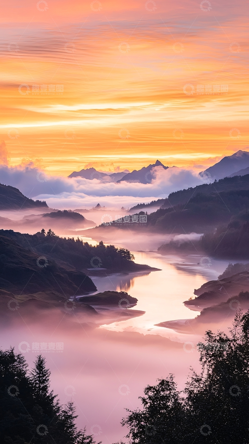 高清大图下载【趣麦麦图】晨雾中的湖泊与山脉