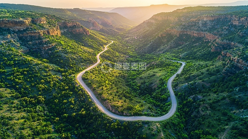 高清大图下载【趣麦麦图】蜿蜒于山谷的森林公路航拍