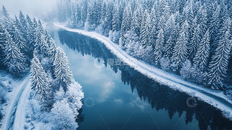 高清大图下载【趣麦麦图】湖泊森林与雪山背景公路航拍