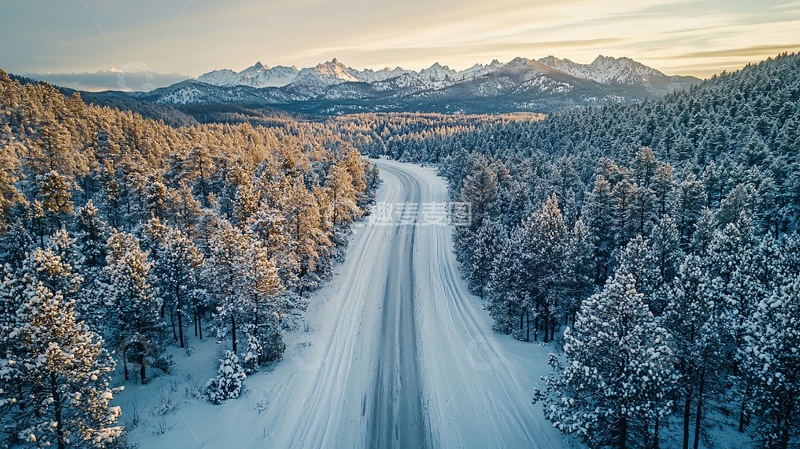 高清大图下载【趣麦麦图】初雪覆盖的森林公路航拍