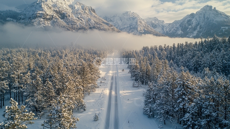 高清大图下载【趣麦麦图】初雪覆盖的森林公路航拍