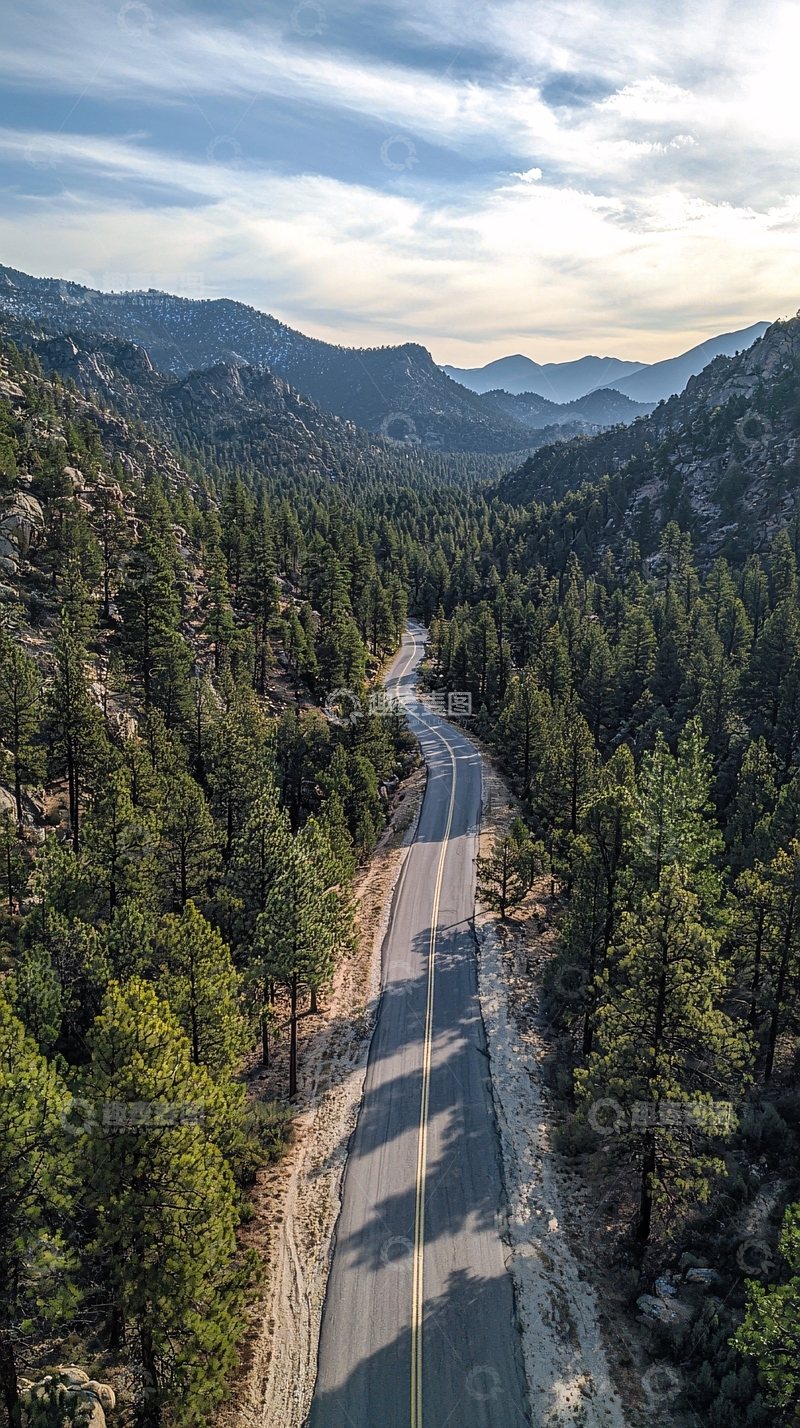 高清大图下载【趣麦麦图】被森林包围的公路航拍