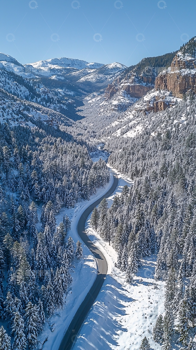 高清大图下载【趣麦麦图】满溢春意的森林雪山公路航拍