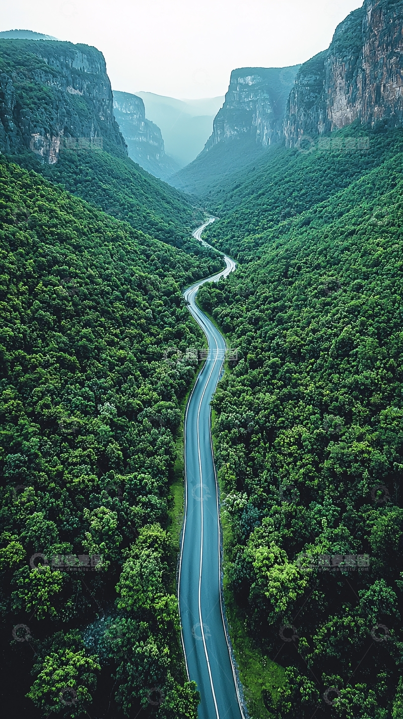 高清大图下载【趣麦麦图】满溢春意的森林雪山公路航拍