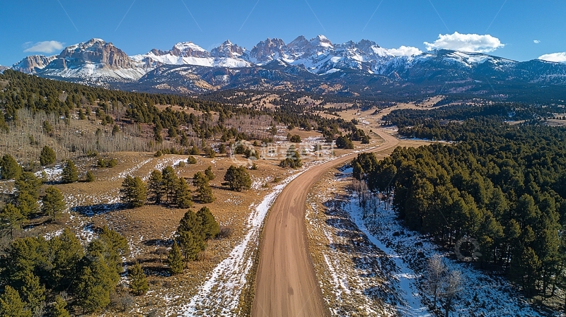 高清大图下载【趣麦麦图】穿越森林的孤独公路航拍