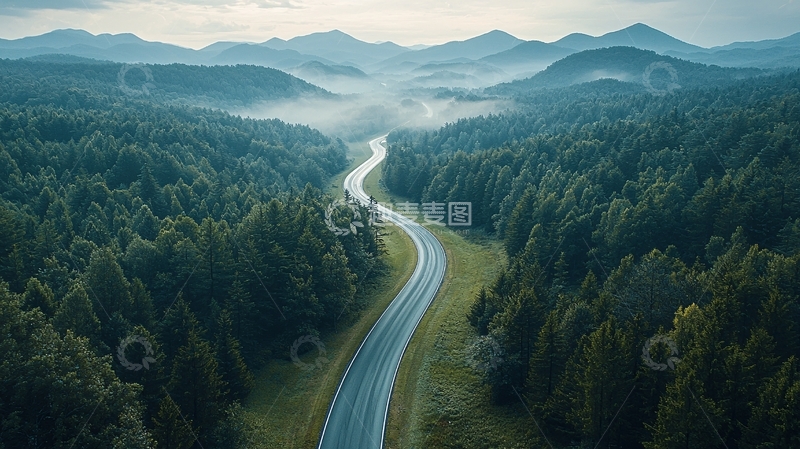 高清大图下载【趣麦麦图】远山映衬的森林公路航拍