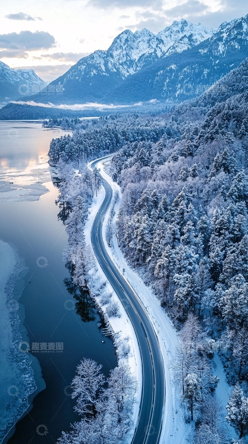 高清大图下载【趣麦麦图】宁静湖泊雪山森林的公路航拍