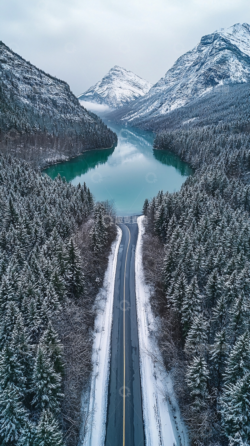 高清大图下载【趣麦麦图】雪山与湖泊交相辉映的森林公路航拍