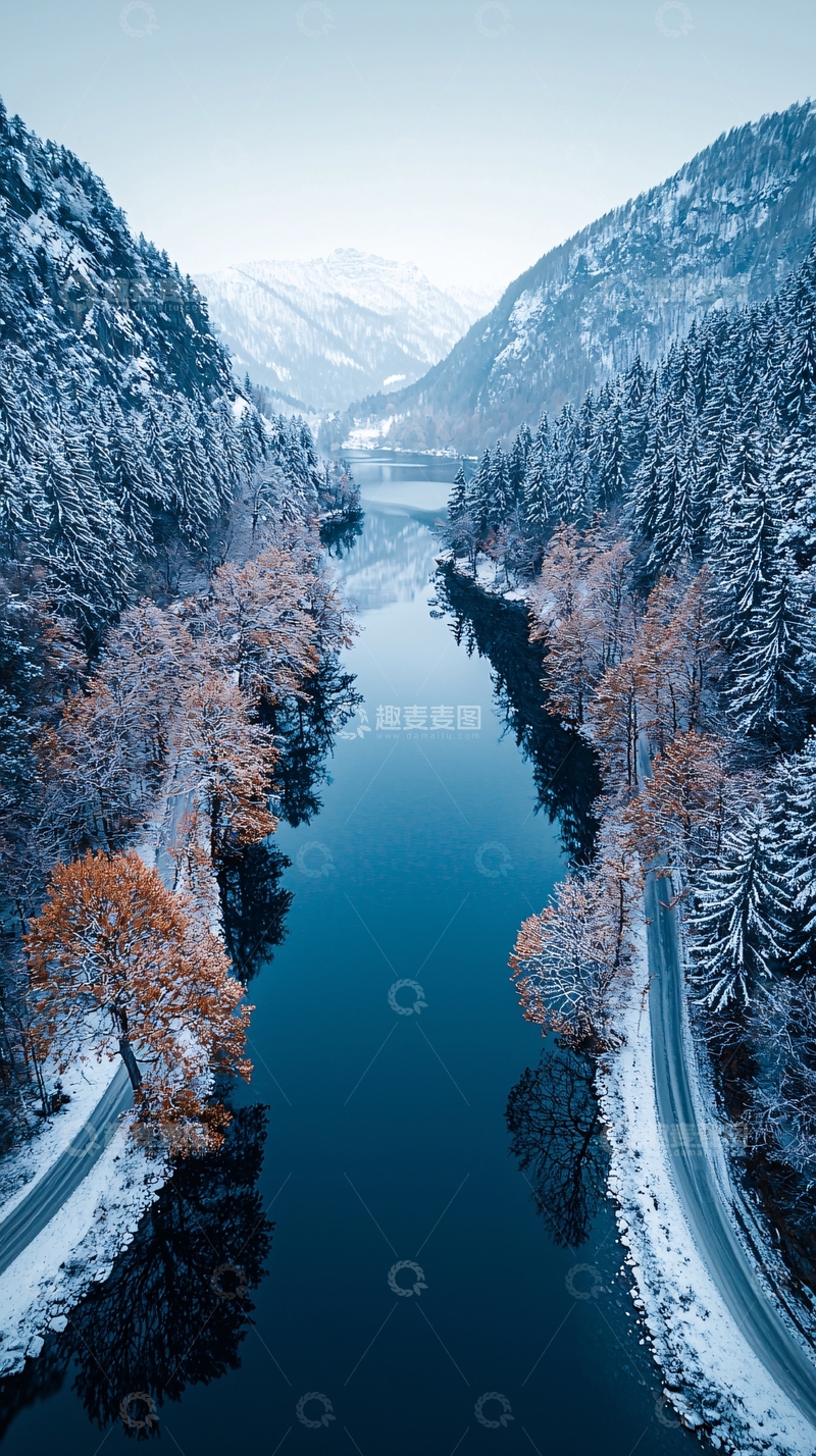 高清大图下载【趣麦麦图】雪山倒映湖光森林的公路航拍