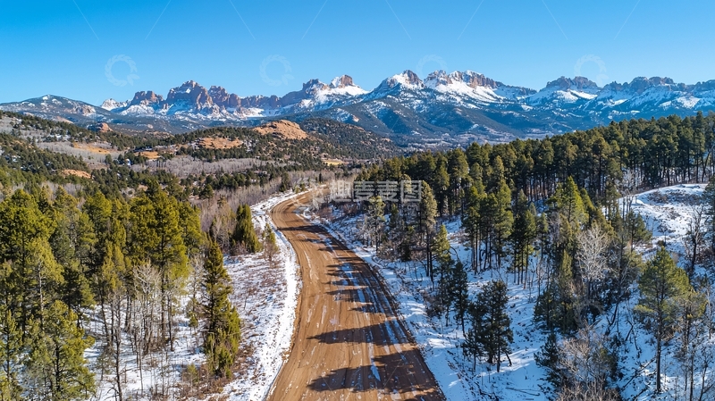 高清大图下载【趣麦麦图】春季雨后翠绿雪山森林公路航拍