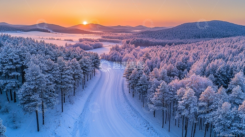 高清大图下载【趣麦麦图】夕阳下的湖泊森林与雪山公路航拍