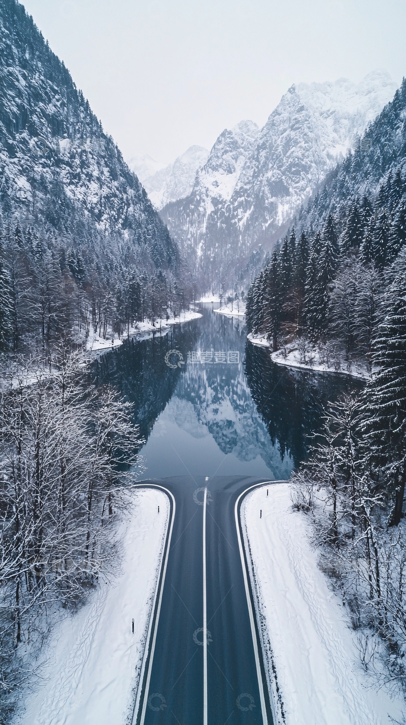 高清大图下载【趣麦麦图】雪山与森林湖光倒影的公路航拍