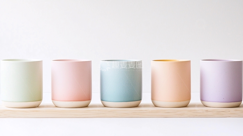 高清大图下载【趣麦麦图】五彩缤纷的陶瓷杯排列展示
