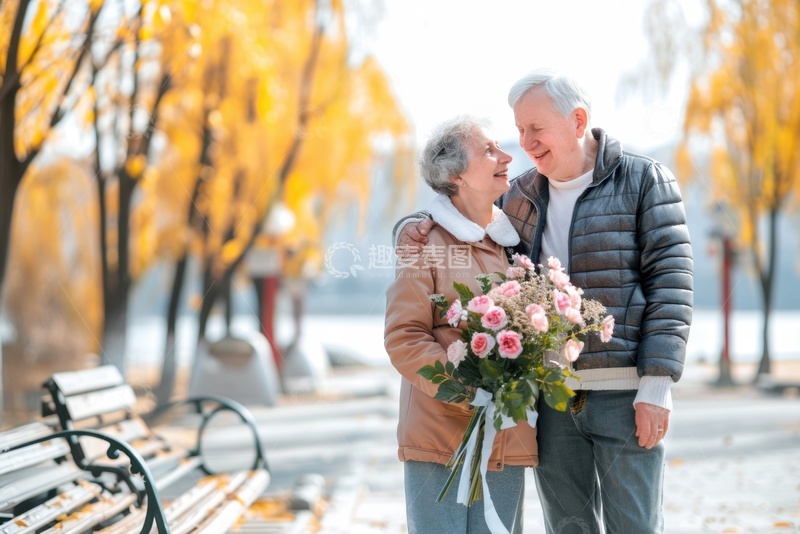 高清大图下载【趣麦麦图】公园里的相拥老年夫妻