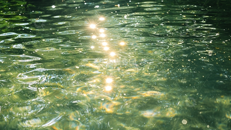 高清大图下载【趣麦麦图】阳光洒在波光粼粼的水面上
