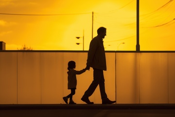 父亲拉着孩子的手