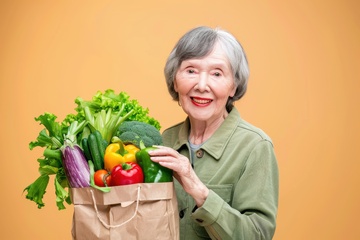 抱着一纸袋子蔬菜的老奶奶