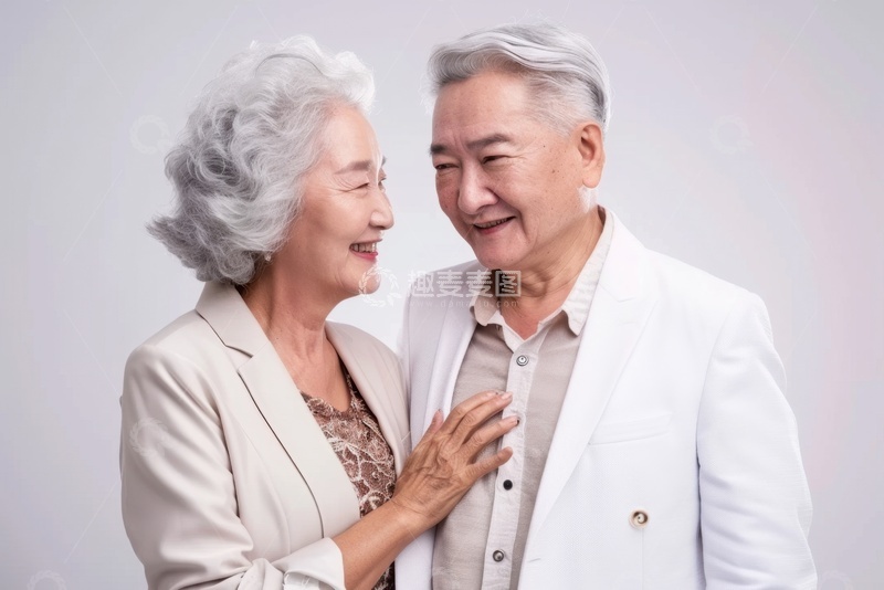 高清大图下载【趣麦麦图】拍照的老年夫妻1