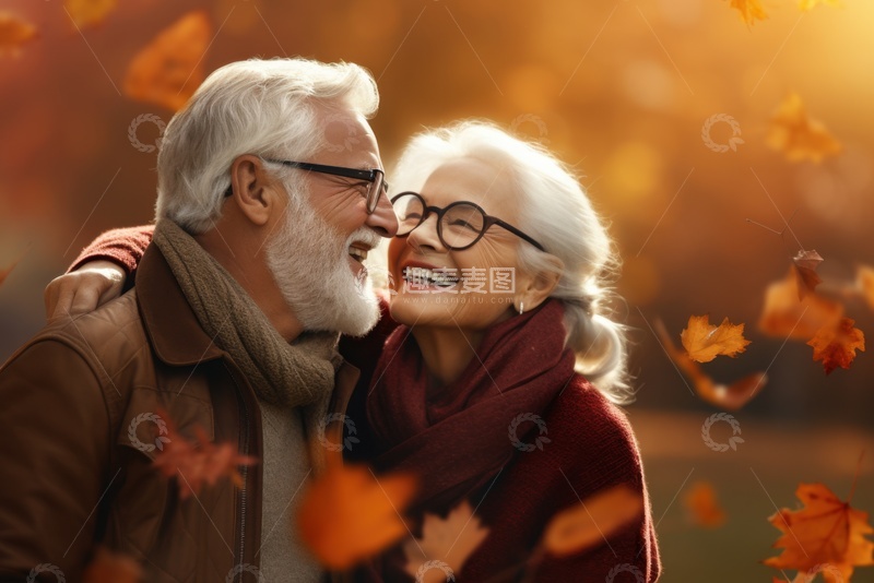 高清大图下载【趣麦麦图】秋季枫叶中拥抱的老年夫妻