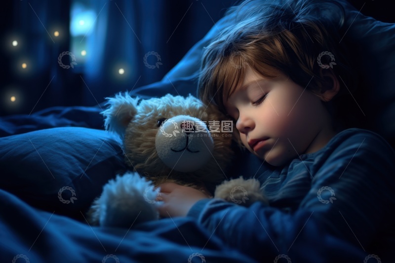 高清大图下载【趣麦麦图】晚上抱着小熊睡觉的小孩