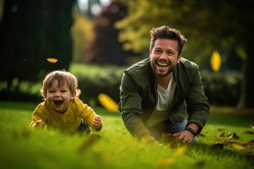 草坪上玩耍的父亲和小孩