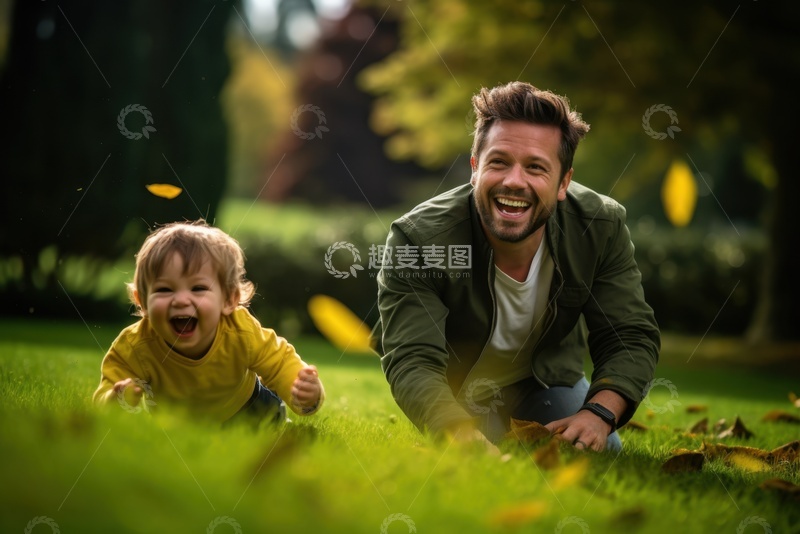 高清大图下载【趣麦麦图】草坪上玩耍的父亲和小孩