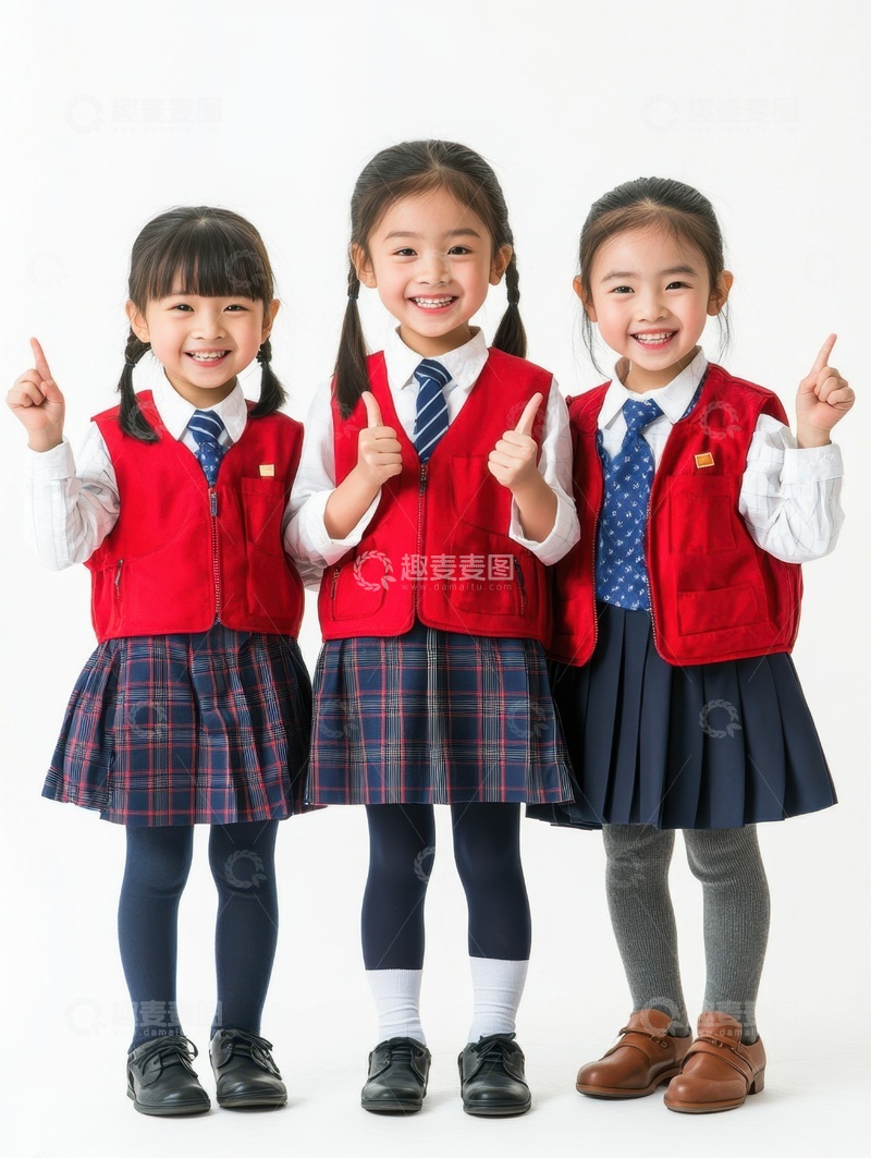 高清大图下载【趣麦麦图】穿着校服的三个小学生