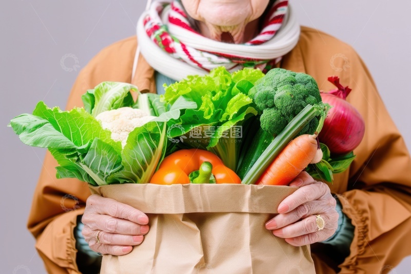 高清大图下载【趣麦麦图】抱着一纸袋子蔬菜的老妇人