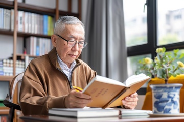 书房里看书的老人