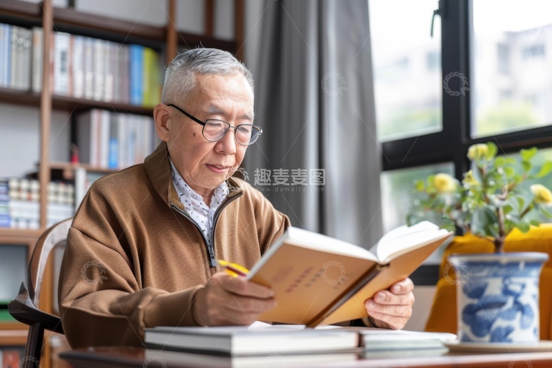 高清大图下载【趣麦麦图】书房里看书的老人