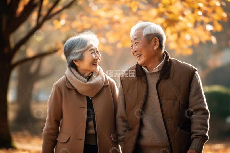 高清大图下载【趣麦麦图】户外散步的两位老人