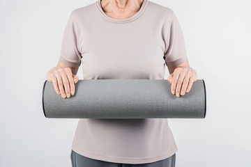 拿着瑜伽垫的老奶奶1