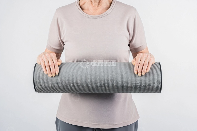 高清大图下载【趣麦麦图】拿着瑜伽垫的老奶奶1