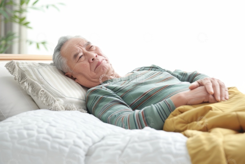 高清大图下载【趣麦麦图】躺在病床上的一位老人