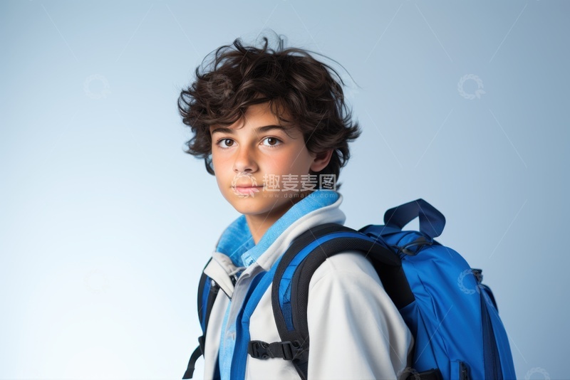高清大图下载【趣麦麦图】背着书包的卷发男孩